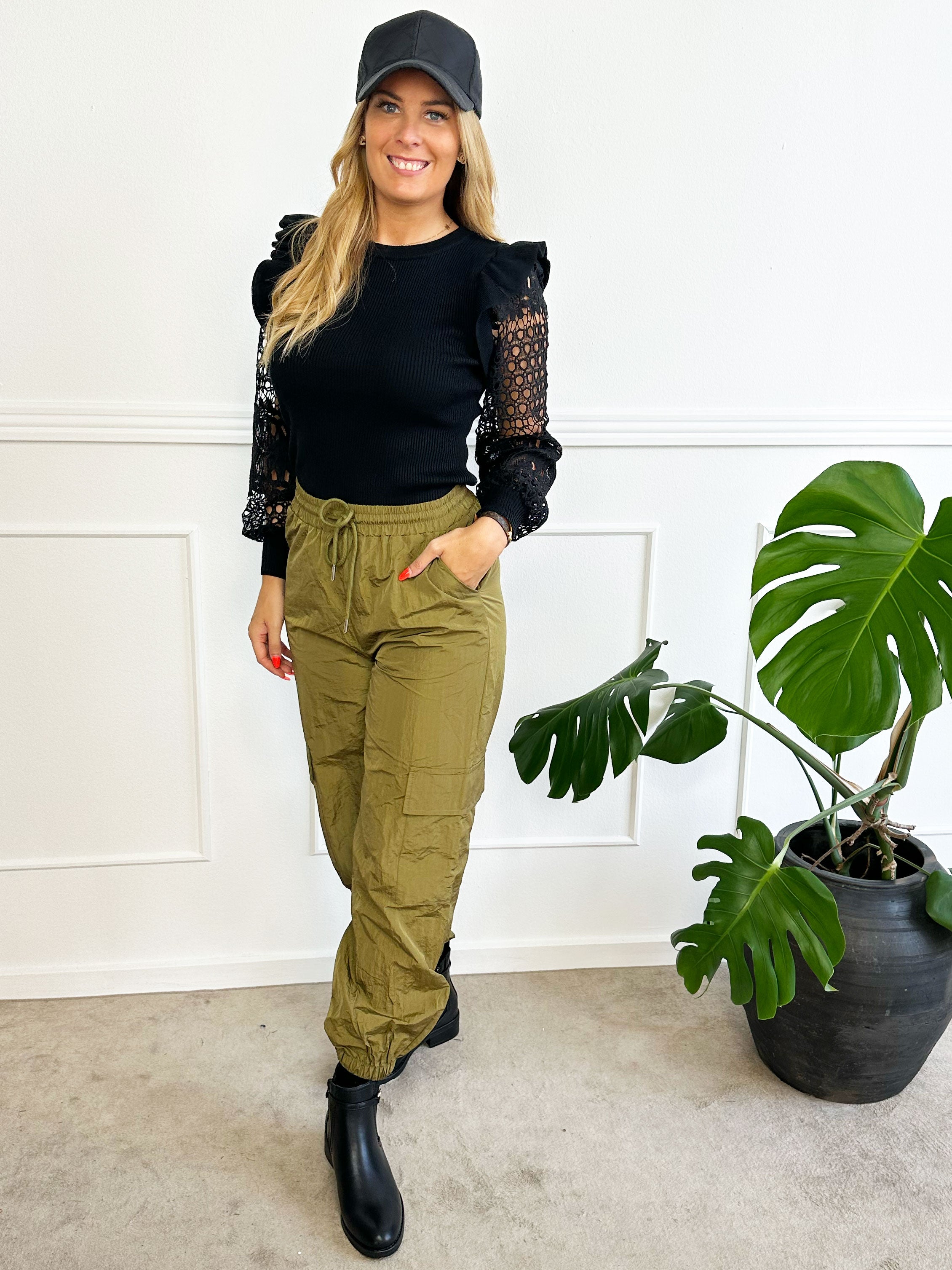 Diamond - Strikbluse med broderet ærmer og flæsedetaljer